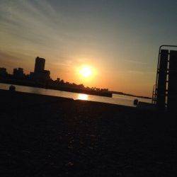 夜明けから須磨にエビ撒きハネ釣り、3投目に浮きが沈みました♪