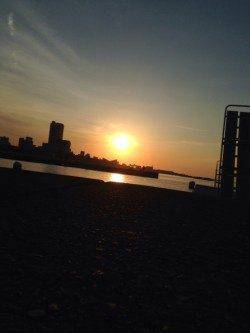 夜明けから須磨にエビ撒きハネ釣り、3投目に浮きが沈みました♪