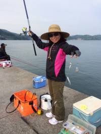 マリーナシティ海釣り公園、サビキでイワシ大…