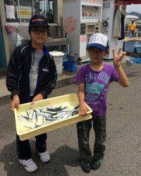 やったぜ！サイコー！！マリーナシティ海釣り公園サビキのイワシ好調