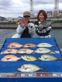 マリーナシティ海洋釣り堀 　雨と風の中マダ…