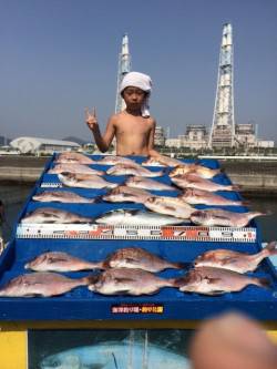 マリーナシティ海洋釣り堀　暑さの中マダイを…