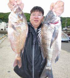 沖一文字内向きのウキ釣りでアオリイカ1.7kg&0.9kg