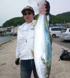 神谷一文字 ルアーでメジロ70cm！ バラシもありました！