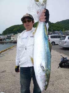 神谷一文字 ルアーでメジロ70cm！ バラ…