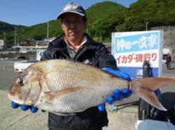 沖一文字外向きでマダイ61cm！