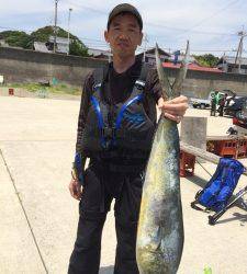 朝一の時合にキャスティングでシイラ86cm☆