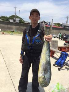 朝一の時合にキャスティングでシイラ86cm…