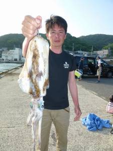 神谷崎地磯 ヤエンでアオリイカ1.4kg　一文字のエギングでも釣果あり