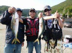 沖一文字内向きのショアジギングでハマチ48cm