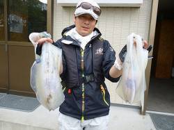 胴長30cmオーバーのアオリイカを2ハイ！…