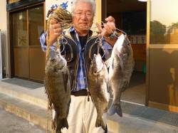 紀州釣りでチヌ～45cm4匹、エサはコーン…