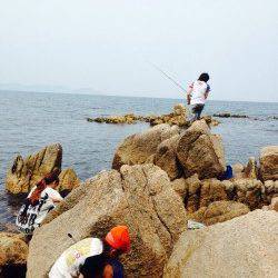 島陰にて磯遊び♪ ロックフィッシング＆投げ釣りも楽しみました