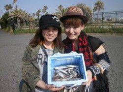 大阪南港魚つり園 全体にイワシが回遊♪ アジやサッパも○