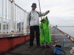 尼崎市立魚つり公園 アオイソメのズボ釣りでスズキ64cm