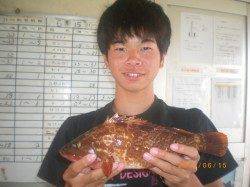 姫路市立遊漁センター 探り釣りで良型アコウをキャッチ！