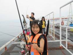 尼崎市立魚つり公園11〜14時イワシの入れ…