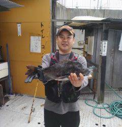 沖の1番・旧の白灯台 落とし込みで良型チヌ