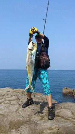 小浦にて今年初メーターシイラ釣れました♪