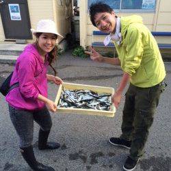 飛ばしサビキでイワシ・豆アジ・サバ〜マリーナシティ海釣り公園　