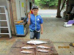 田井観光フィッシング、メジロにマダイが釣れてVサイン