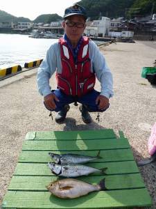 沖一文字外向き、カゴ釣りで魚種多様に釣れて…