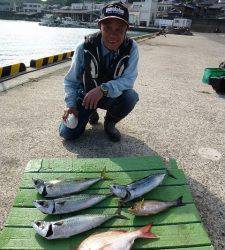 沖一文字外向き、カゴ釣りで魚種多様に釣れています