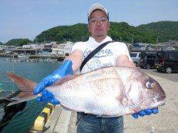 沖一文字外向きのカゴ釣りで良型マダイ63cm♪