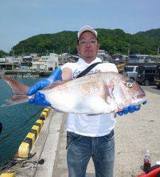 沖一文字外向きのカゴ釣りで良型マダイ63cm♪