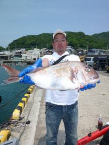 沖一文字外向きのカゴ釣りで良型マダイ63cm♪
