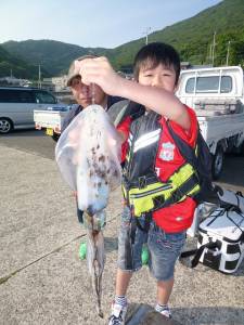 沖一文字内向きと1号イカダでアオリイカ釣果…