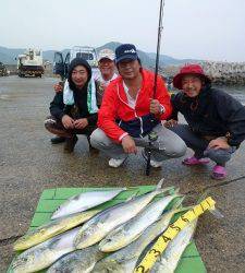 沖一文字内向きでシイラ4人で18本！ ほかハマチ53cmも♪