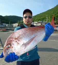 沖一文字外向きで良型マダイをキャッチ！