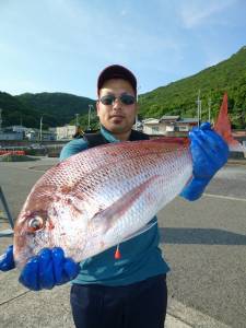 沖一文字外向きで良型マダイをキャッチ！
