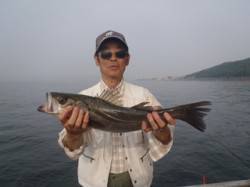 須磨海づり公園 ハネ55cmをキャッチです…