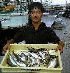 沖一文字白灯でサビキでアジ23センチ前後が釣れています