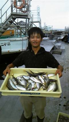 沖一文字白灯でサビキでアジ23センチ前後が…