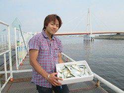 尼崎市立魚つり公園　ズボ釣りのハネが好調でした♪