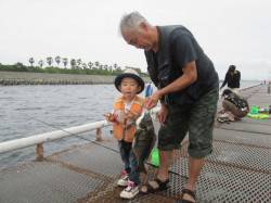 尼崎市立魚つり公園、落とし込みでチヌ　良型…