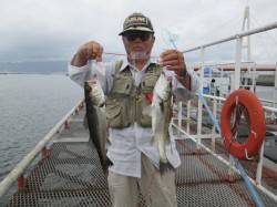 ズボ釣りでハネ41,43cm　お昼から1時…