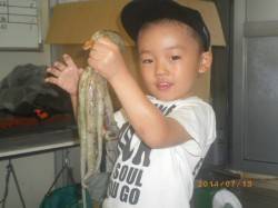 姫路市立遊漁センター　お子様がタコをキャッ…