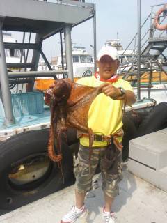 岸和田一文字　タコの釣果で賑わってます♪