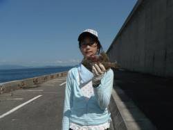 北港魚つり公園　釣りガールがカワハギ２５㎝…