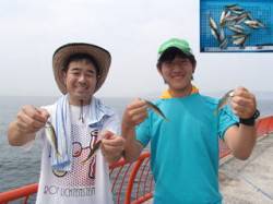平磯海づり公園でのサビキ釣り　エサはアオム…