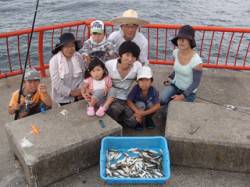 平磯海づり公園　家族でサビキ釣り♪　豆アジ…
