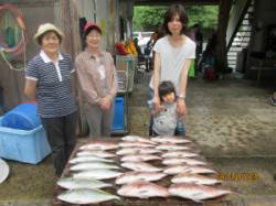 田井の釣り堀、色々な魚種が釣れています