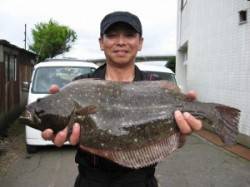 雨の宮崎沖カセ　立派なヒラメです