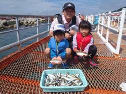 須磨海づり公園でファミリーサビキ　アジ釣れ…