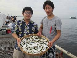 尼崎市魚つり公園、サビキで大はしゃぎ！そろ…