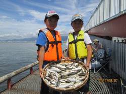 尼崎市魚つり公園、アジ相変わらず釣れていま…